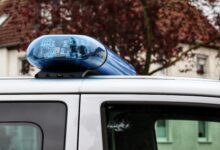 Blaulicht auf dem Dach eines Polizeifahrzeugs