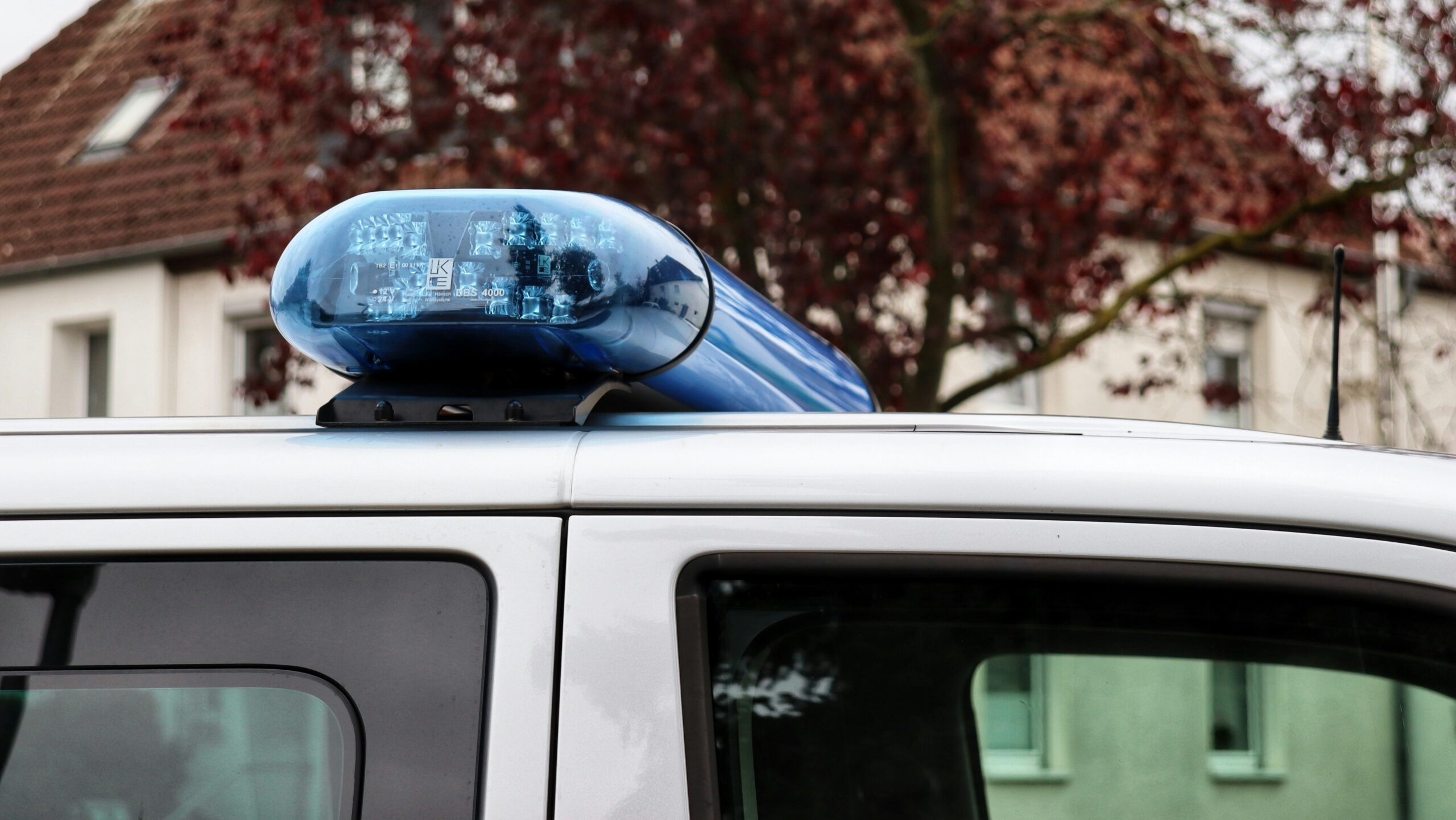 Blaulicht auf dem Dach eines Polizeifahrzeugs