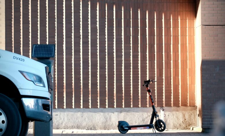 Geparkter E-Scooter an einer Häuserwand, Symbolbild