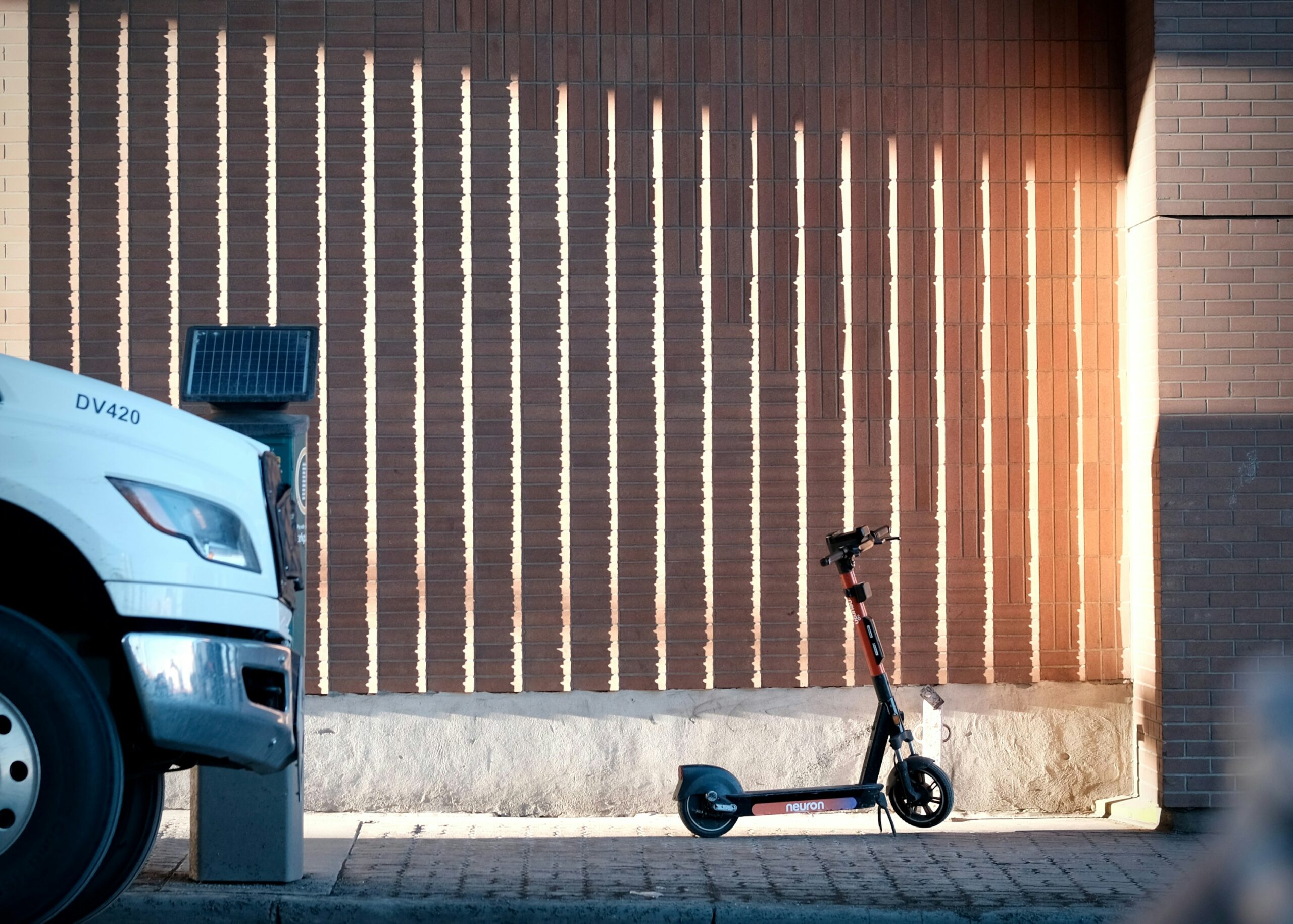 Geparkter E-Scooter an einer Häuserwand, Symbolbild