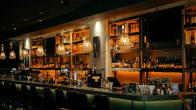 Leere Theke einer Bar bei Nacht, Symbolbild für einen Einbruch