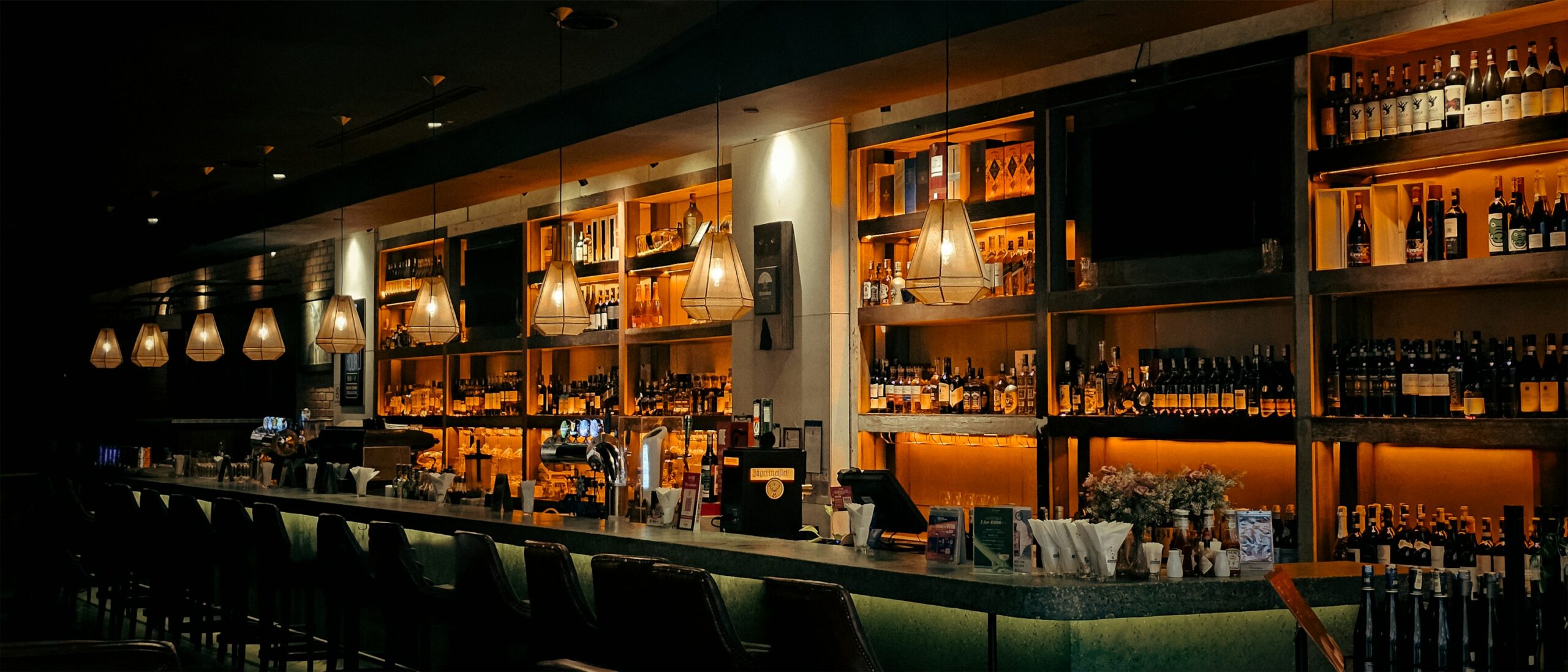 Leere Theke einer Bar bei Nacht, Symbolbild für einen Einbruch