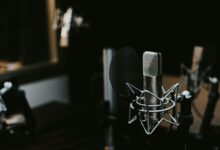 Ein Kondensatormikrofon steht in einem Aufnahmestudio