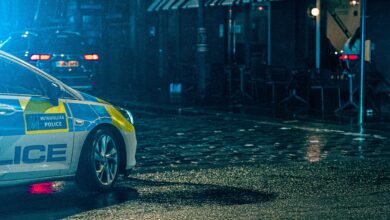 Ein Polizeifahrzeug steht im Einsatz auf der Straße