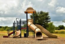Leerer Spielplatz mit Rutsche, Symbolbild