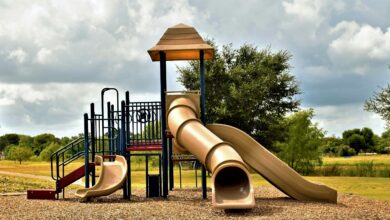 Leerer Spielplatz mit Rutsche, Symbolbild