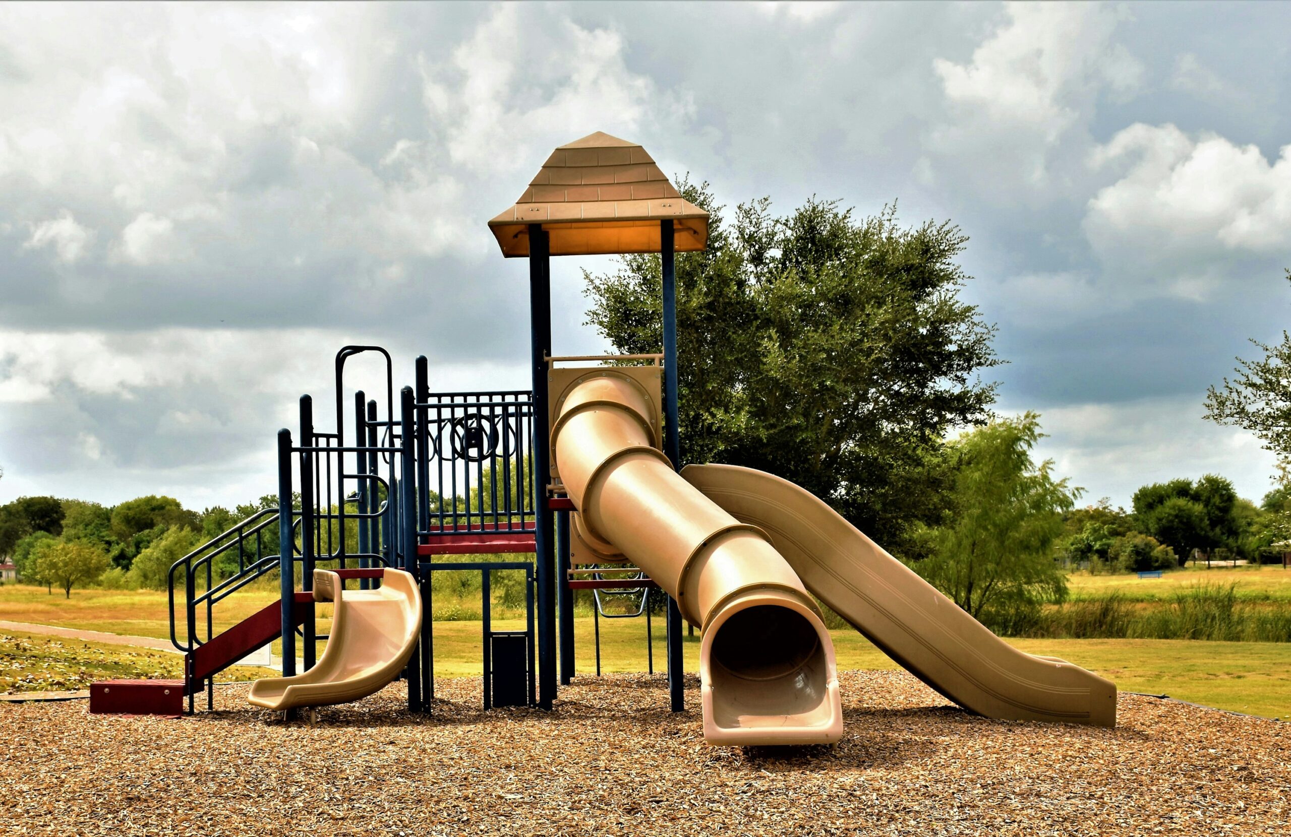 Leerer Spielplatz mit Rutsche, Symbolbild