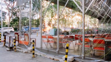 Zeltdach über einer Gastronomie-Terrasse, Symbolbild