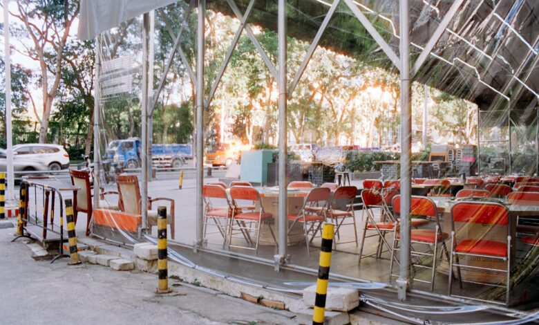 Zeltdach über einer Gastronomie-Terrasse, Symbolbild