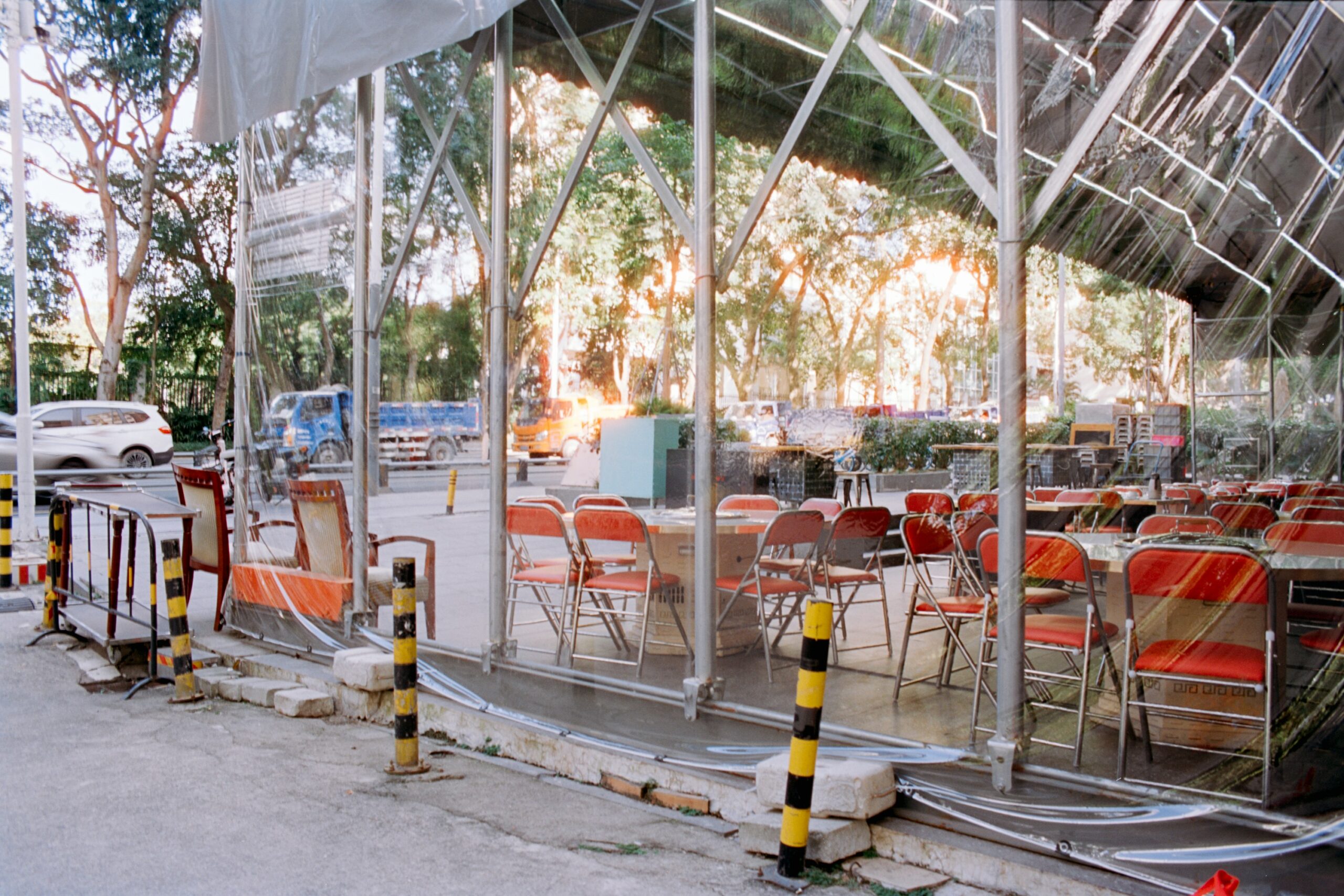 Zeltdach über einer Gastronomie-Terrasse, Symbolbild