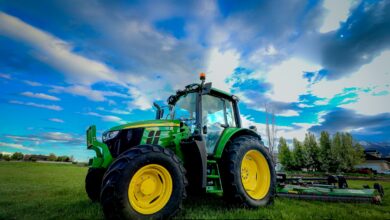 Ein Traktor steht abgestellt am Rand eines Feldes