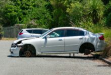 Beschädigtes Fahrzeugheck nach einem Auffahrunfall
