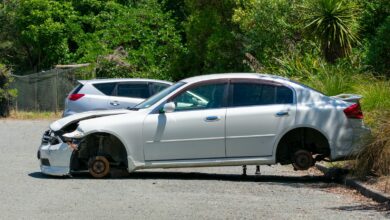 Beschädigtes Fahrzeugheck nach einem Auffahrunfall