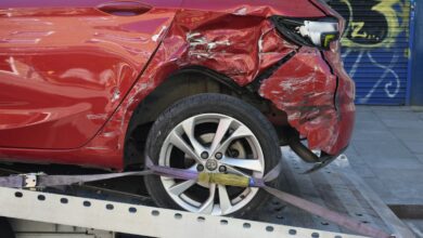 Ein beschädigtes Fahrzeug wird nach einem Unfall abgeschleppt