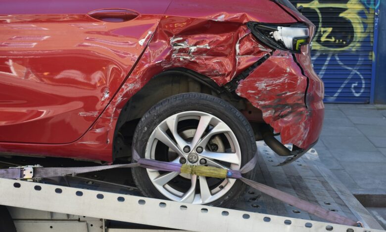 Ein beschädigtes Fahrzeug wird nach einem Unfall abgeschleppt