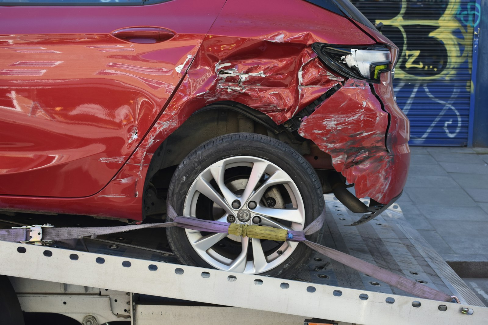 Ein beschädigtes Fahrzeug wird nach einem Unfall abgeschleppt