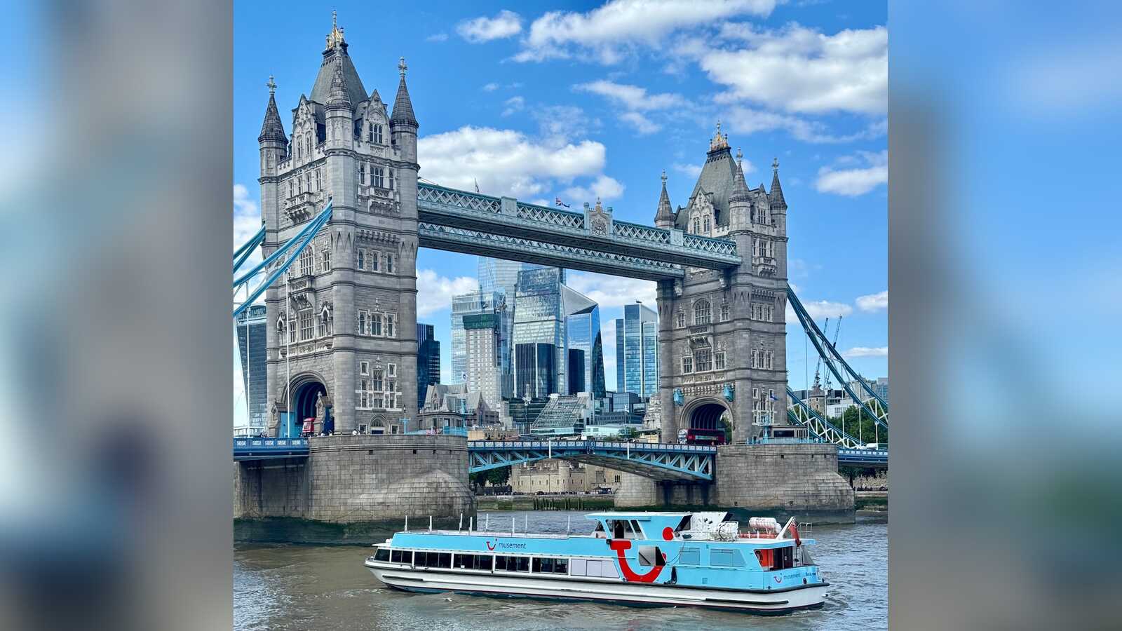 Ausflugsboot von TUI Musement auf der Themse in London