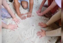 Kinder auf einem Spielplatz