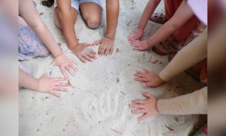 Kinder auf einem Spielplatz