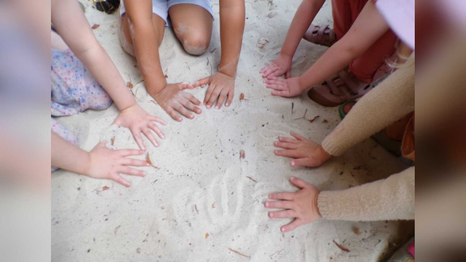 Kinder auf einem Spielplatz