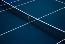 Blauer Tennisplatz mit Netz, Symbolbild für Sportförderung