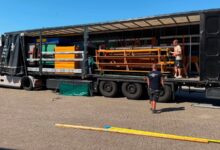 Helferinnen und Helfer räumen die Turnhalle Börgermoor vor der Kernsanierung leer
