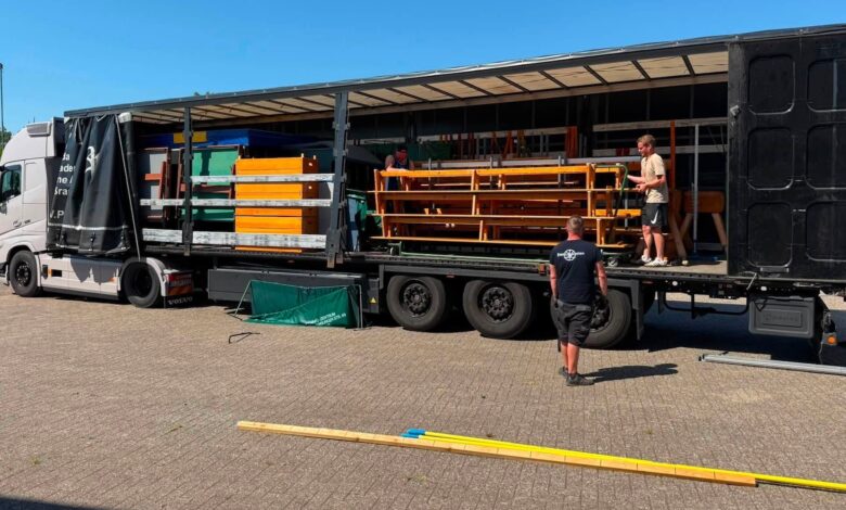 Helferinnen und Helfer räumen die Turnhalle Börgermoor vor der Kernsanierung leer