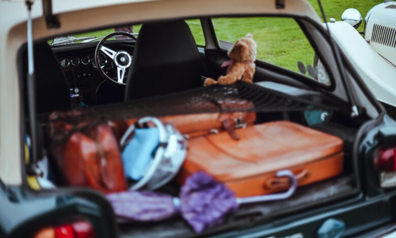 Kofferraum eines Autos mit Reisegepäck – Symbolbild für Urlaubsreisen