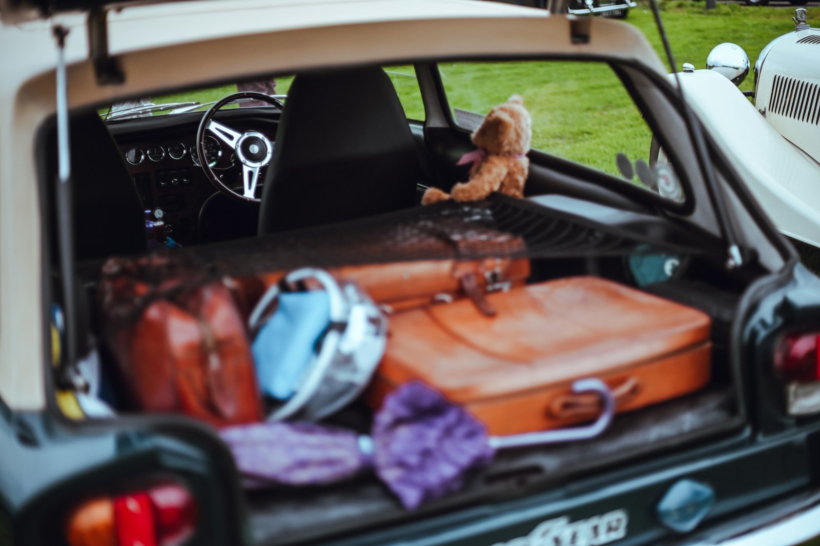 Kofferraum eines Autos mit Reisegepäck – Symbolbild für Urlaubsreisen