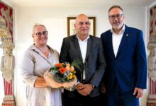 Bürgermeister Helmut Knurbein verabschiedet Kämmerer Günter Otten und seine Ehefrau Judith in den Ruhestand
