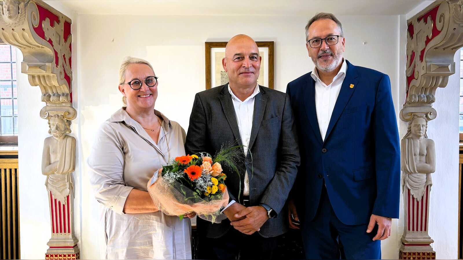 Bürgermeister Helmut Knurbein verabschiedet Kämmerer Günter Otten und seine Ehefrau Judith in den Ruhestand