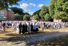 Gottesdienstbesucher bei der Wallfahrt zu Mariä Himmelfahrt auf dem Gelände von Schloss Clemenswerth in Sögel