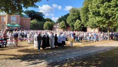 Gottesdienstbesucher bei der Wallfahrt zu Mariä Himmelfahrt auf dem Gelände von Schloss Clemenswerth in Sögel