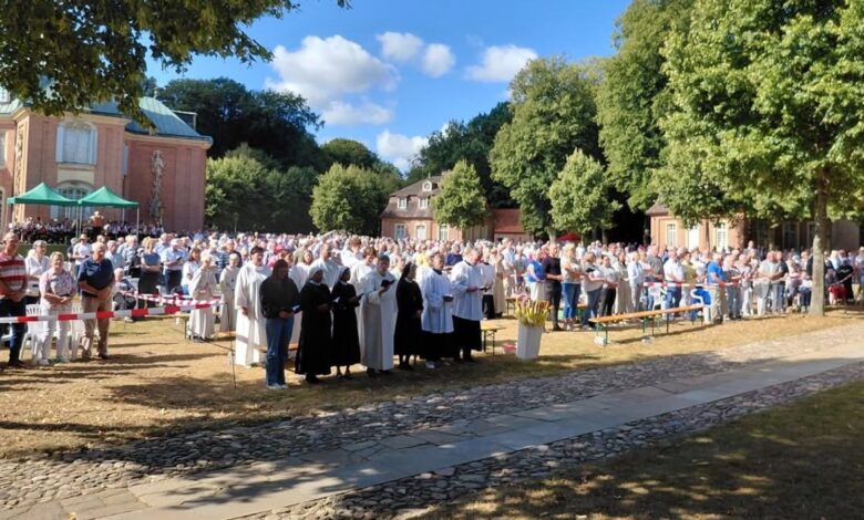 Gottesdienstbesucher bei der Wallfahrt zu Mariä Himmelfahrt auf dem Gelände von Schloss Clemenswerth in Sögel