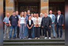 Anna Wilmink und Lena Börner feiern ihre Erfolge mit Bürgermeister Thomas Berling, Trainern, Vereinsvorsitzenden und Familien