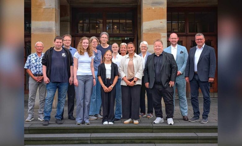 Anna Wilmink und Lena Börner feiern ihre Erfolge mit Bürgermeister Thomas Berling, Trainern, Vereinsvorsitzenden und Familien