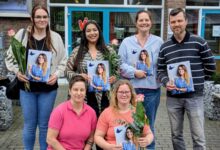 Absolventinnen und Absolventen der Qualifizierung zur ambulanten Betreuungskraft mit ihren Zertifikaten an der VHS Meppen