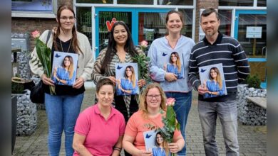 Absolventinnen und Absolventen der Qualifizierung zur ambulanten Betreuungskraft mit ihren Zertifikaten an der VHS Meppen