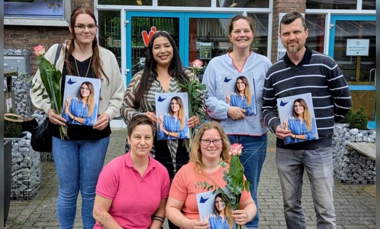 Absolventinnen und Absolventen der Qualifizierung zur ambulanten Betreuungskraft mit ihren Zertifikaten an der VHS Meppen