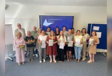 Gruppenbild der Zertifikatsuebergabe zur Weiterbildung Integrative Erziehung und Bildung an der VHS Meppen