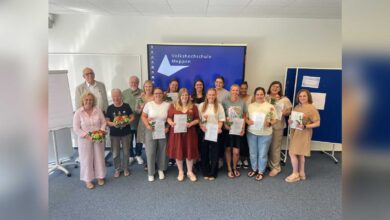Gruppenbild der Zertifikatsuebergabe zur Weiterbildung Integrative Erziehung und Bildung an der VHS Meppen