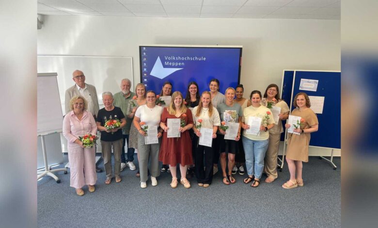 Gruppenbild der Zertifikatsuebergabe zur Weiterbildung Integrative Erziehung und Bildung an der VHS Meppen