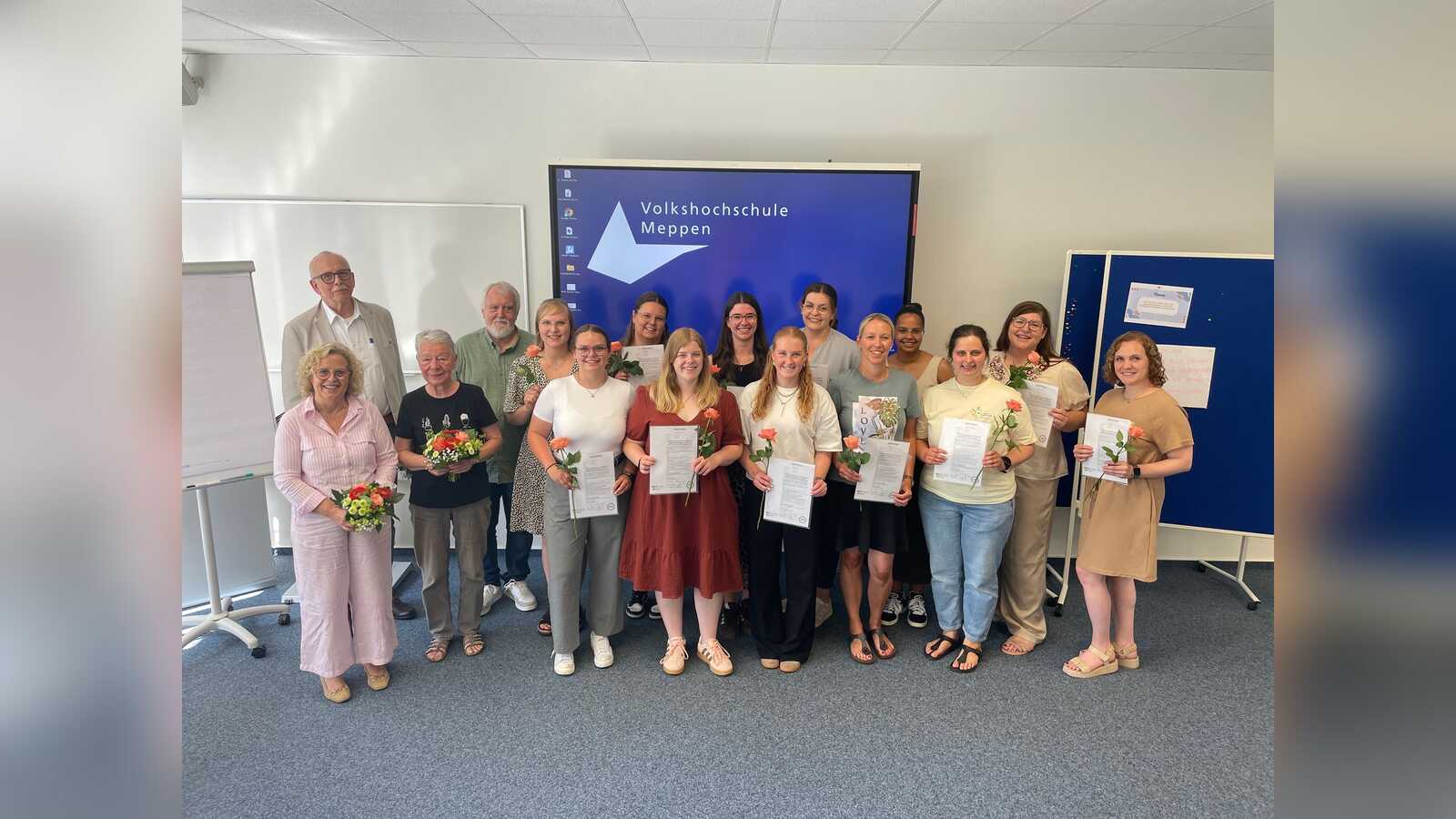 Gruppenbild der Zertifikatsübergabe zur Weiterbildung Integrative Erziehung und Bildung an der VHS Meppen