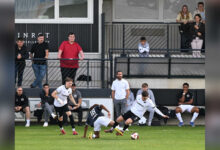 Zweikampf zwischen zwei Fußballspielern im Oberliga-Spiel des SC Spelle-Venhaus