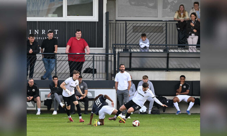 Zweikampf zwischen zwei Fußballspielern im Oberliga-Spiel des SC Spelle-Venhaus