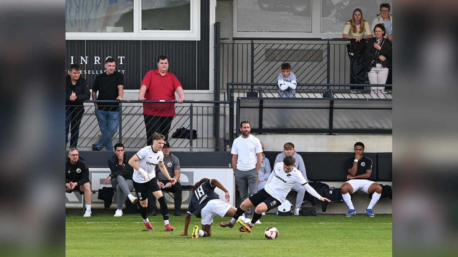 Zweikampf zwischen zwei Fußballspielern im Oberliga-Spiel des SC Spelle-Venhaus