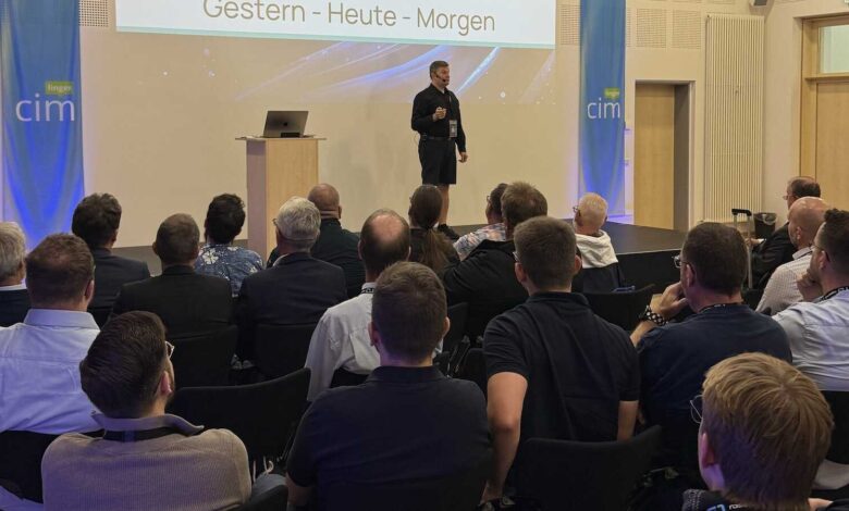 Redner auf der Bühne der cim lingen vor Publikum, im Hintergrund die Präsentationsleinwand und cim-Banner