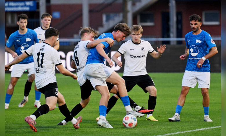 Spielszene des SC Spelle-Venhaus mit Marvin Kehl, Felix Golkowski und Benjamin Evers in Lohne