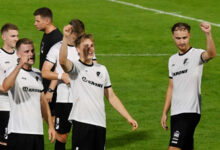 Spieler des SC Spelle-Venhaus jubeln nach einem Treffer beim Oberliga-Spiel in Lohne