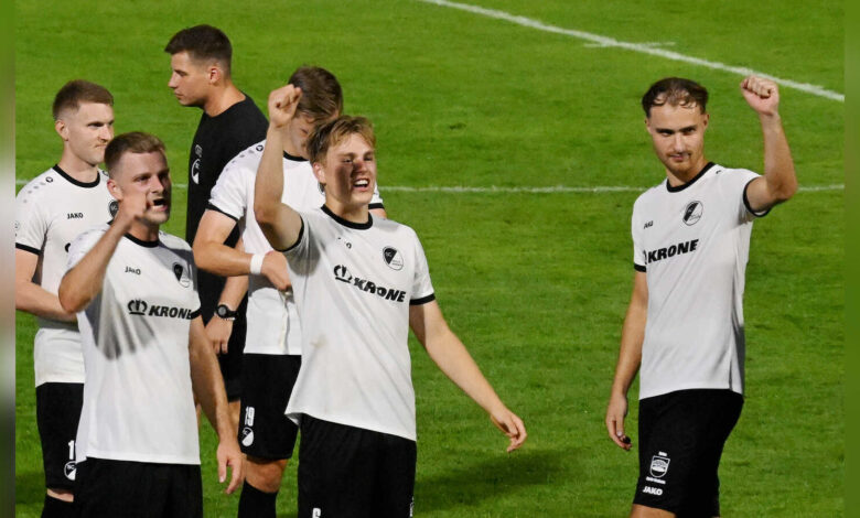 Spieler des SC Spelle-Venhaus jubeln nach einem Treffer beim Oberliga-Spiel in Lohne